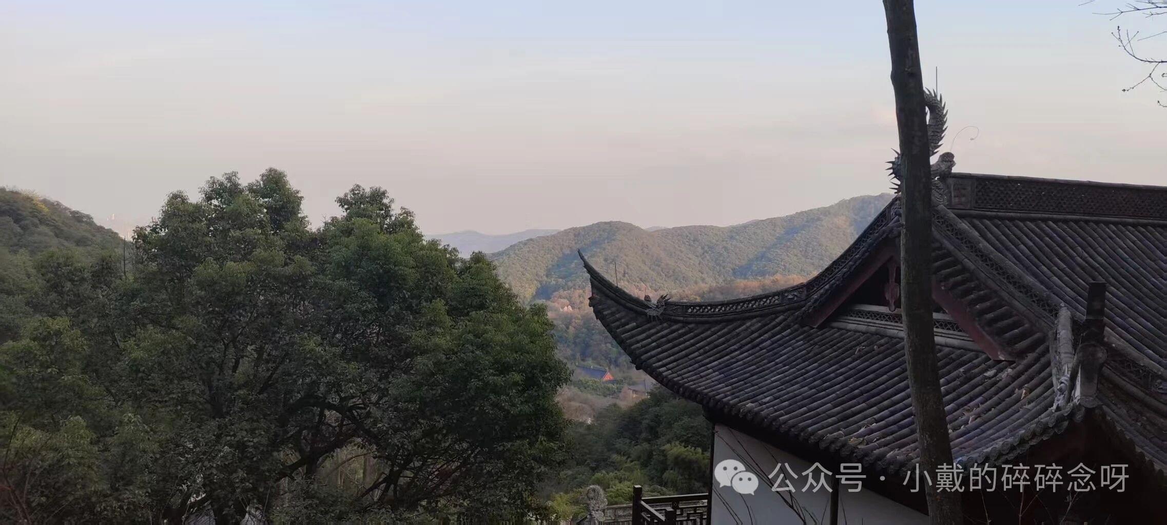 杭州山间的古建筑与远山